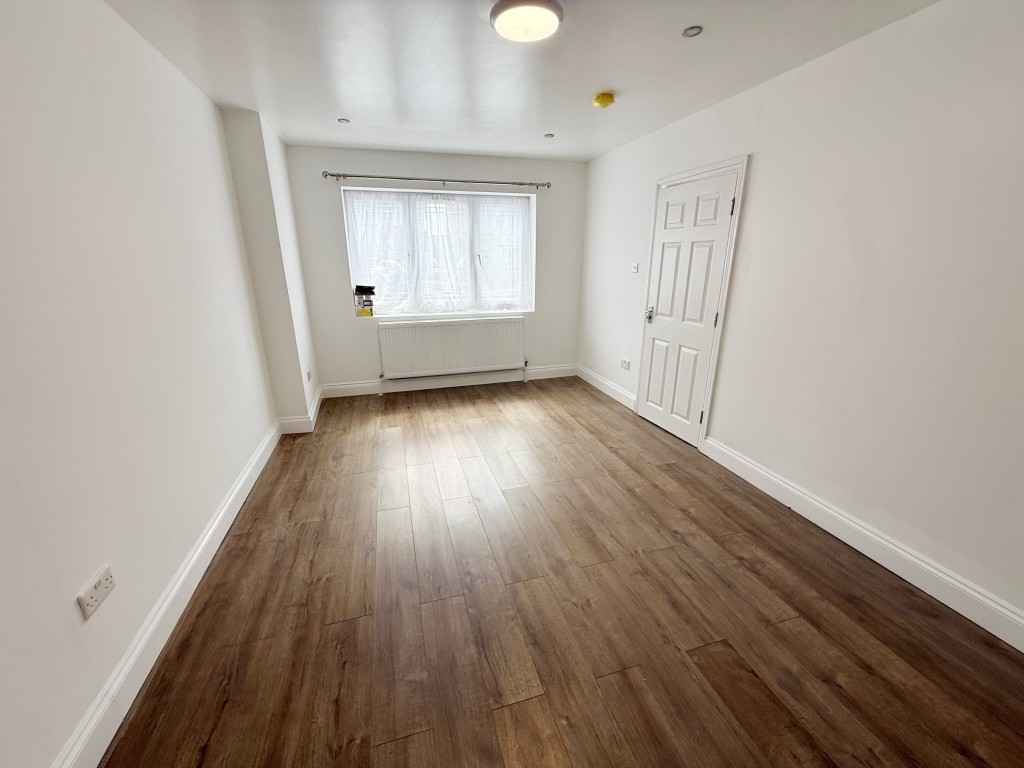 Lot: 166 - HOUSE WITH VERSATILE ACCOMMODATION - Reception room with access to family bathroom